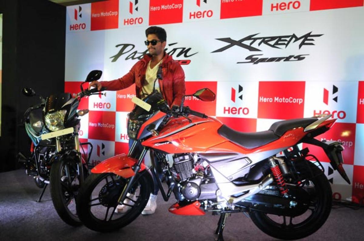 Film actor Allu Arjun unveiling new Hero Xtreme Sports and Passion Pro bikes in Hyderabad on Thursday. Photo: Hrudayanand 